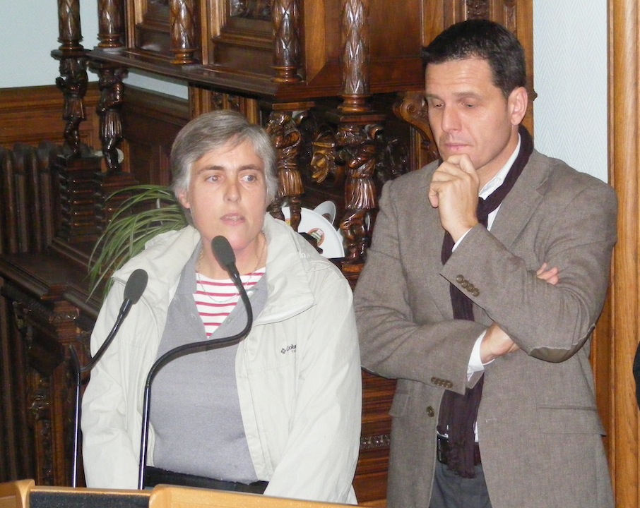 Sophie et Monsieur maire de Livarot durant la cérémonie inaugurale.JPG