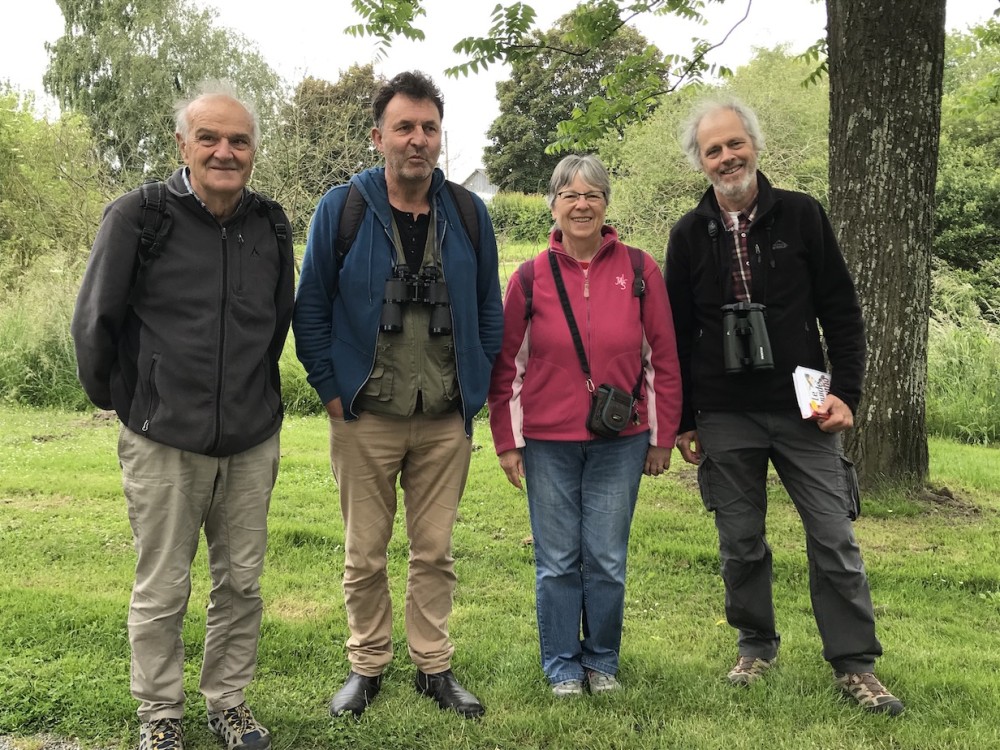 Pontorson, sur le chemin qui longe le Couesnon, refuge suivi par Didier Guillon (à D)