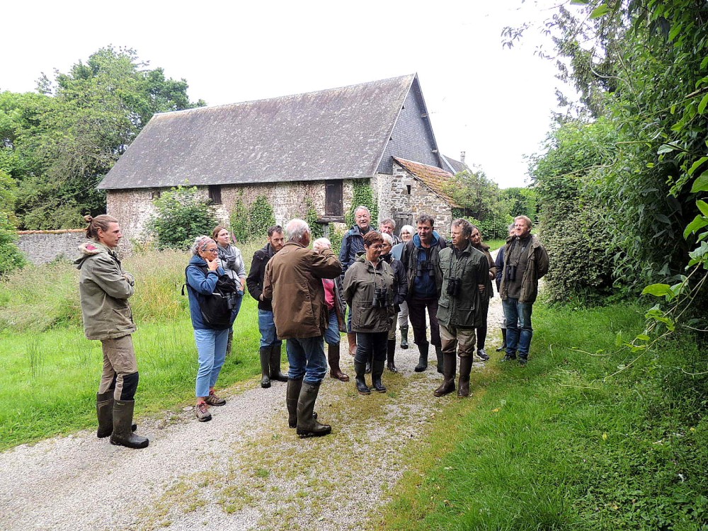 A Tirepied, jardin du Montier, photo Thierry Grandguillot; JCo de dos. A droite, Patrick Valéau qui a pris en charge une bonne partie  de la communication.