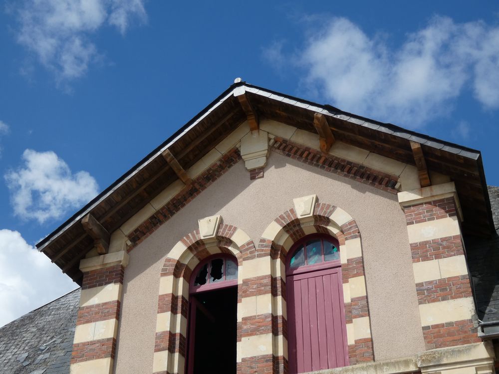 Les hirondelles s'installent sur les sablières. Une dizaine de nids est occupée.