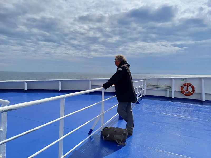 Gérard sur le pont du navire Bretagne.jpg