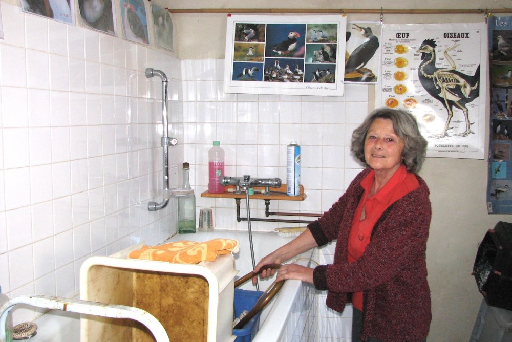 Nicole dans son local de soins; 29 mai 2007 <br />(photo J. Alamargot)