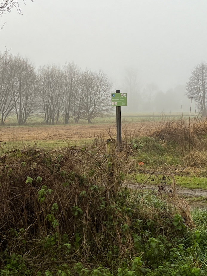 En limite du refuge des Etouvières commence la réserve des Etouvières. Nuance importante, la gestion de la réserve est entièrement tournée vers la protection de la biodiversité; le refuge a une fonction en lien avec l'activité industrielle et peut être amené à être modifié en fonction des besoins du propriétaire. Jusqu'à présent, les travaux ont favorisé l'avifaune (augmentation des volumes d'eau stockés pour adapter les bassins au débit réel des eaux de ruissellement, allongement du fossé exutoire dans la prairie basse).