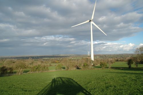 L'ombre du belvédère et de l'observateur(?). A gauche des éoliennes, les hauteurs de Saint-Lô