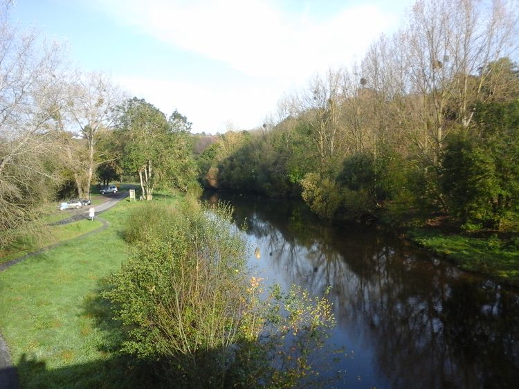 Du pont de Gourfaleur, début du parcours sur le chemin de halage à gauche