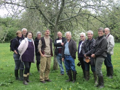 Le groupe des supporters sous les pommiers (haute tige) du verger de Jean-Marc.