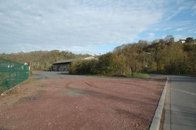 DSC_4911.JPG (107.2 Kio) Vu 17554 fois Entrepôts où niche le rougequeue noir. La voie ferrée est à gauche.
