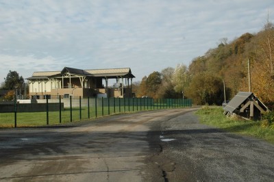DSC_4913.JPG (116.38 Kio) Vu 17554 fois Station d'épuration où séjournent en hiver laridés et bergeronnettes. On aperçoit à droite le bois qui borde la rive droite de la Vire.