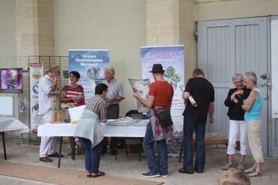 Le stand facilite l'échange entre  le public et les adhérents.