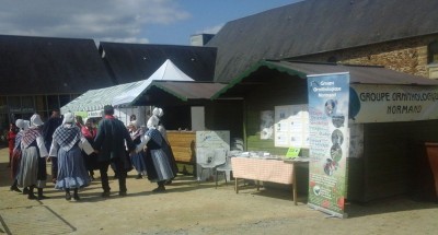 &quot;Le pied qui remue&quot; devant le stand. Une affiche &quot;Rapaces&quot; pour chaque danseur. Heureusement, il y avait du stock! (Photo : Philippe Gachet)