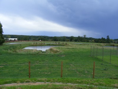 Vue partielle du refuge: bassins et fossés d'infiltration