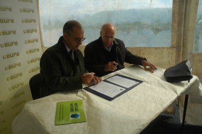 Signature de la convention refuge par Monsieur le Maire<br />Photo Véronique LAVOREL