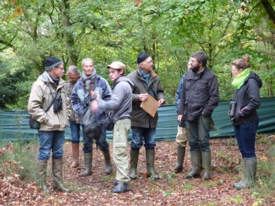 Le groupe (photo Andrée Lasquellec) : P Gachet, C Legeleux, D Lung, D Aubert, J Collette, C Lebouteiller, E Lambert et M Dufour.<br />(la bâche protège les ruches du site)