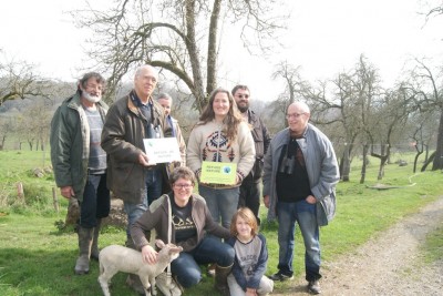 Le groupe présent lors de la rencontre avec la journaliste de Ouest-France ( elle même très sensible à la qualité de la nature du site.) : de G à D, Michel Noël, Jean Collette, Annie Jardin, Charlotte Païola, Etienne Lambert, Philippe Ollivier; devant, Jocelyne Chaillou entre l'agneau confiant et le fils de Charlotte. (photo Betty Provost)