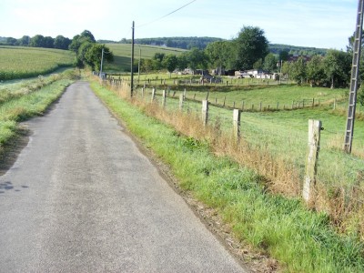 Chemin et petite route, vue dégagée, fermette, volaille et potagers...