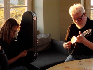 Mickaël à la mandoline et Sophie au Bodhran... improvisé !