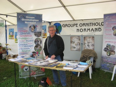 Photo trompeuse ; Denis tout seul sur le stand en fin de journée.