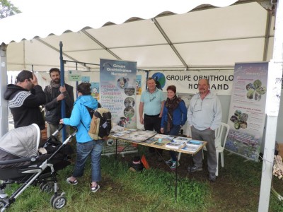 fetebio2016jd.JPG (120.86 Kio) Vu 9415 fois Philippe, sa fille et Yvon-Marie au stand