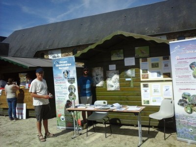 Alain et Fabien au stand le samedi. L'ombre était difficile à trouver!