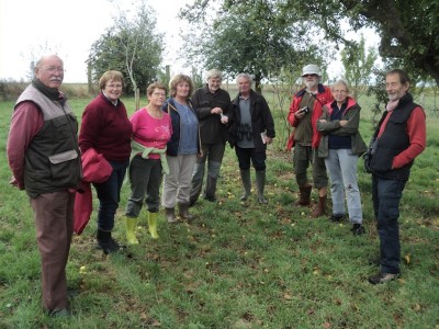 Le groupe au cours de la visite du verger. Au centre, Martial Tancoigne, porteur de jumelles, un autre adhérent du GONm.