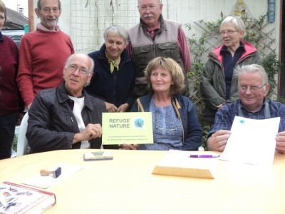 Signature de la convention; au centre Rose-Marie Fournière, présidente; à droite Bernard Pupin, secrétaire. A gauche, debout Dominique Kail qui a eu l'idée du rapprochement.