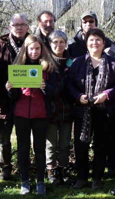 Nos hôtes (Daniel à gauche, Françoise à droite et leur fille arborant la pancarte du nouveau refuge)
