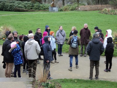 Au départ de la traversée du jardin des plantes sous la conduite de Luc Loison (au centre, de dos). Grive musicienne et mésange à longue queue  feront le spectacle - avant le grain! -