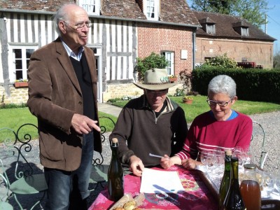 Signature de la convention par Luc et Nicole Bignon