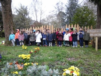 Les petits-moyens devant l'hôtel des oiseaux avec leurs nichoirs pots de fleurs.