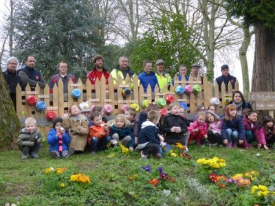 La classe des grands en compagnie des jeunes de l'IME et de leurs éducateurs et de l'équipe des espaces verts