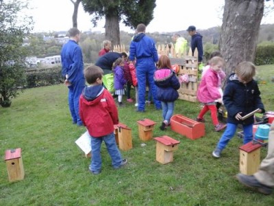 Les nichoirs ont été fabriqués par l'IME et l'hôtel des oiseaux par le service espaces verts et les enfants de la maternelle.