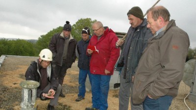 Gilles Le Guillou aide à l'identification des oeufs.