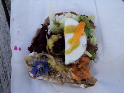 Il en manque, j'ai déjà croqué dans la tartine... (rillettes, fromage de chèvre, fleurs, betterave râpée et d'autres ingrédients encore du côté des salades)