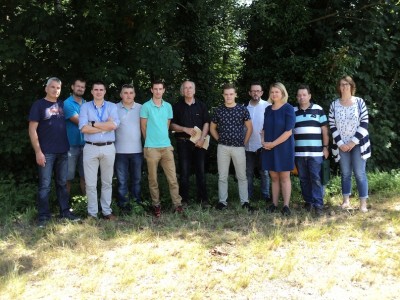 le groupe en visite sur le refuge