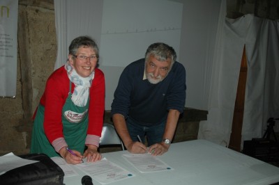 signature de la convention 27/014. Véronique est la correspondante du refuge au nom du GONm.