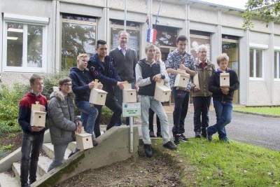 Les élèves et leurs professeurs présentent leurs nichoirs.