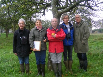 Mesnil-Ozenne27_10_2017.jpg (158.69 Kio) Vu 28305 fois De gauche à droite : Philippe, Andrée, Pierre, Luc et Jean dans le verger communal.