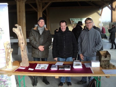 L'équipe d'installateurs du samedi; Paulo (à droite) a terminé le montage des ficelles tendues...