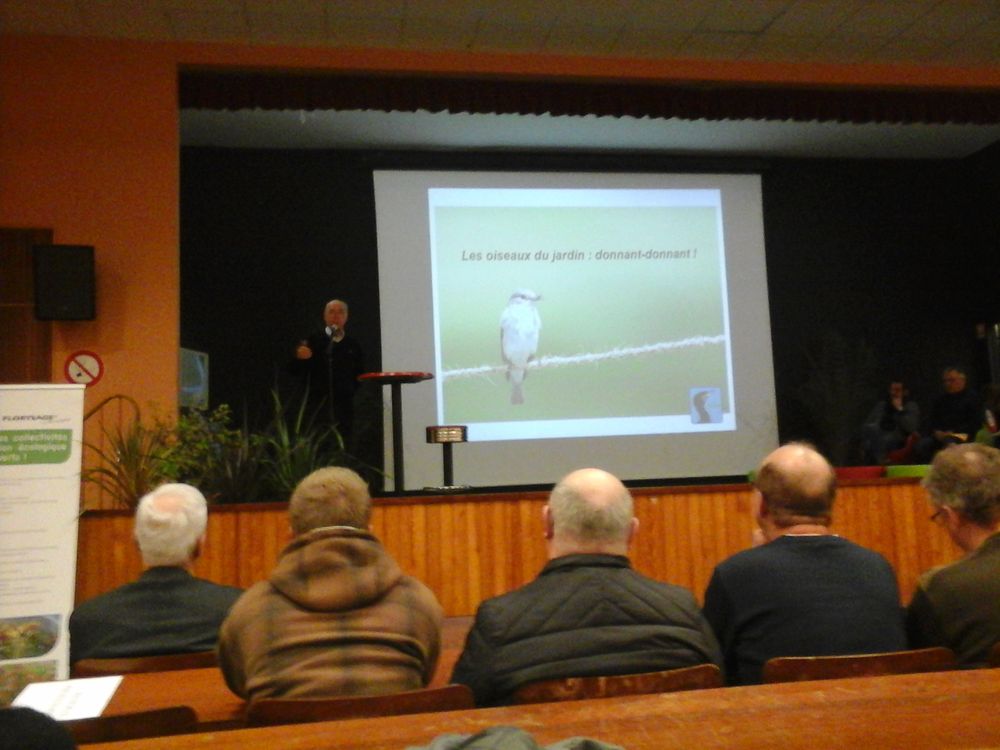 Jean pendant sa conférence intitulée : Les oiseaux du jardin: donnant donnant.