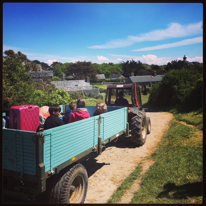 Dernier plaisir pour les enfants : rentrer en tracteur