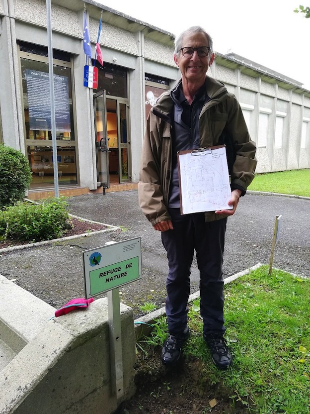 Portrait en pied où l'on voit que Philippe réalise ses recensements sur plan, excellent outil de travail! On notera le sérieux de l'installation de la pancarte qui donne de la valeur à l'engagement local. Il va falloir qu'on fournisse une pancarte récente plus esthétique aux responsables du lycée.