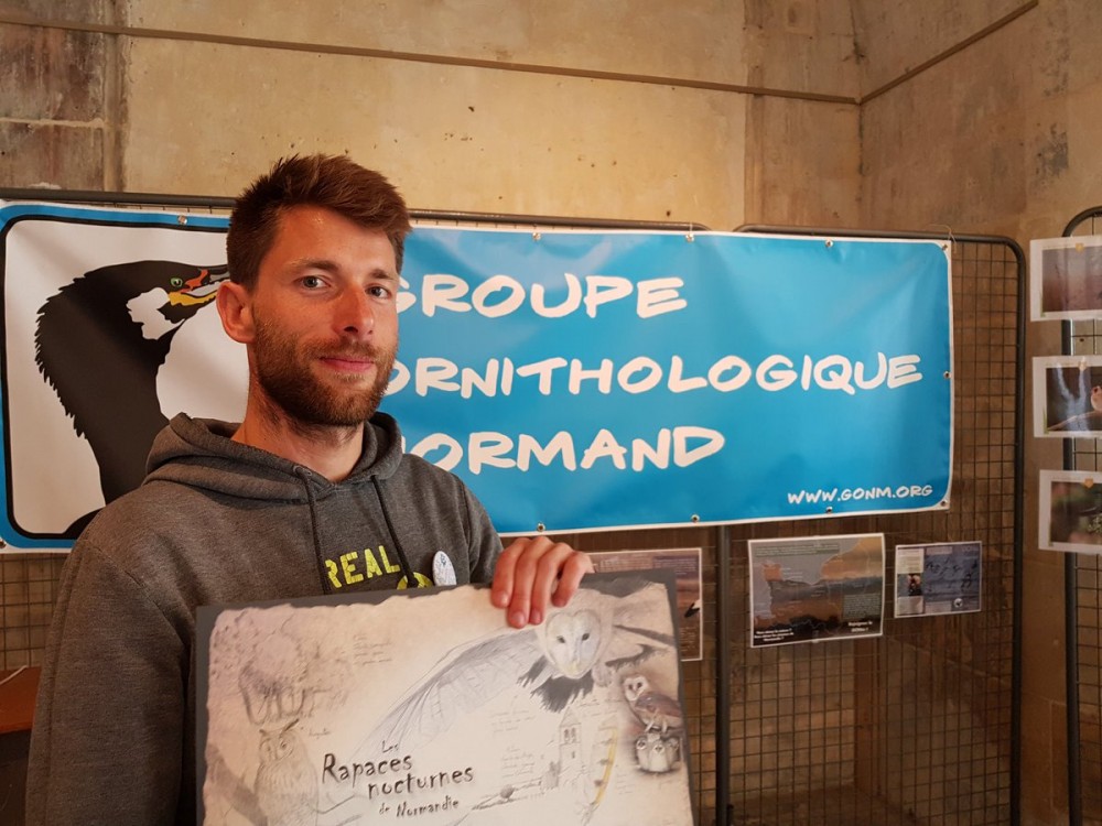 Dfz9t9OX4AELNJ4.jpg (177.72 Kio) Vu 9405 fois Photo de presse : Nicolas devant le stand