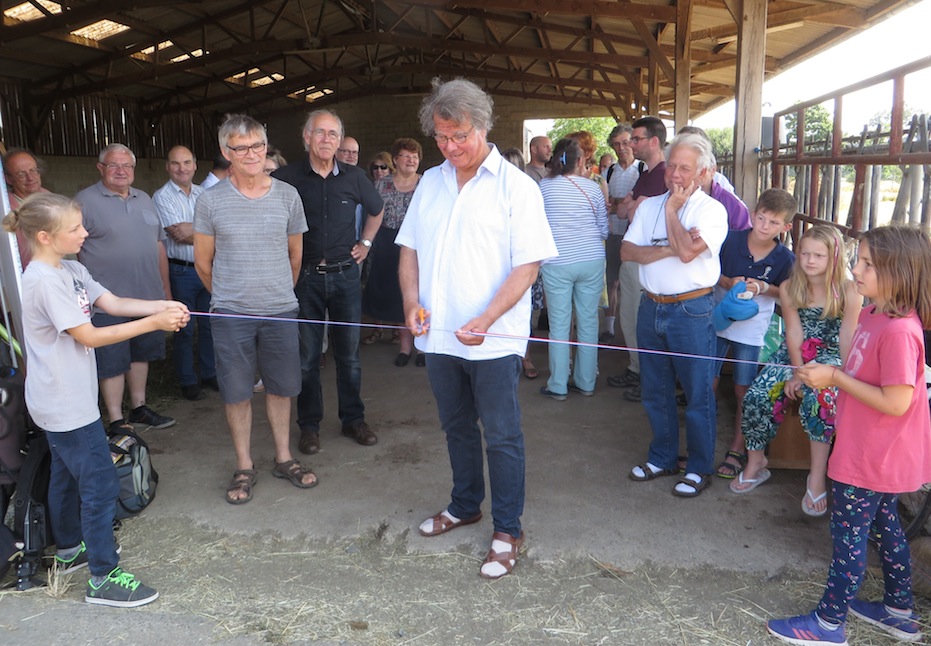 Le président coupe le cordon sous le regard de Paulo Sanson à sa droite, le conservateur de la réserve. On remarque l'indiscipline d'un groupe à l'arrière plan conduit par Nita Chartier! <br />Photo confiée par Michel Rouault, correspondant Ouest-France; je profite de l'occasion pour le remercier avant son départ pour d'autres cieux, de l'intérêt qu'il a toujours porté à nos activités locales autour de Brécey et Tirepied.