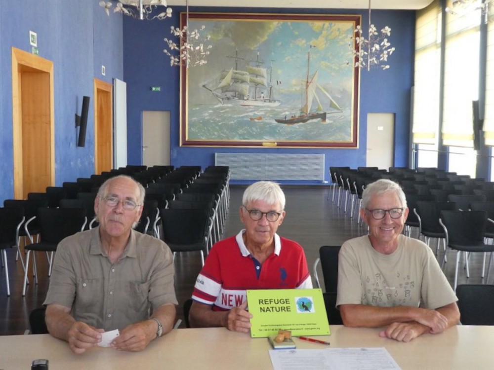 Signature de la convention  : J Collette (correspondant du refuge), M Deniau, maire adjoint, Ph Gachet, administrateur du GONm (photo F Pottier)