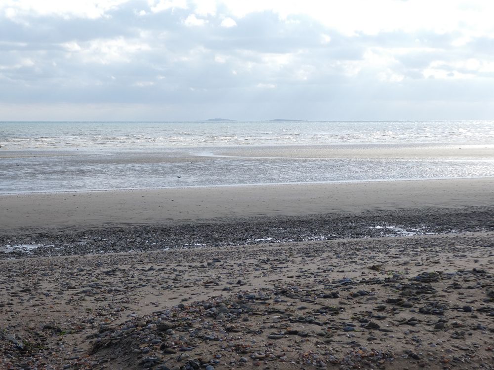 Ile du Large et Ile de Terre vues de la plage des Gougins à Saint-Marcouf.