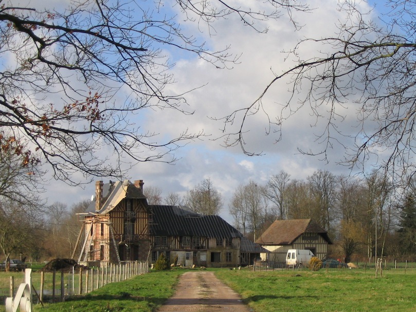 En 2004, vu de puis la route : le bâtiment du musée indépendant à droite