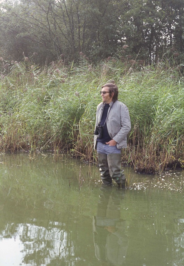 Yves Grall au cours d'une sortie; nous parcourions une partie de l'étang à l'extérieur de la roselière côté eau. (photo J Collette)