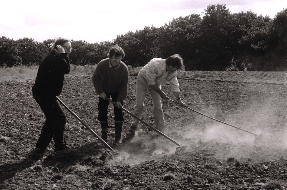 Après le semis (manuel), le &quot;hersage&quot; (manuel)...<br />De gauche à droite : Yves Grall, Jacques Bruno et Jean Collette.