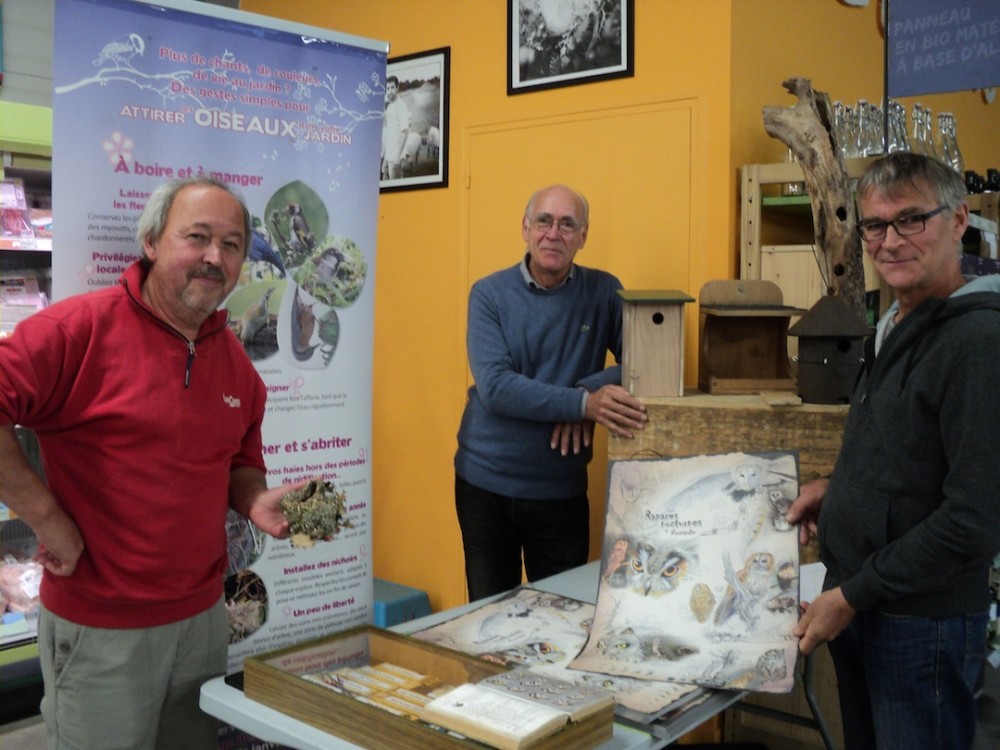 Daniel Heslouin, Jean Collette et Paulo Sanson devant le stand.