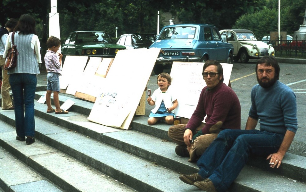 Avranches, place de la mairie, 23 juillet 1977 (un samedi, jour de marché).<br />Correction du commentaire, Claude Rayon est à droite sur la photo, et Yves Grall à sa droite. <br />Photo Jean  Collette